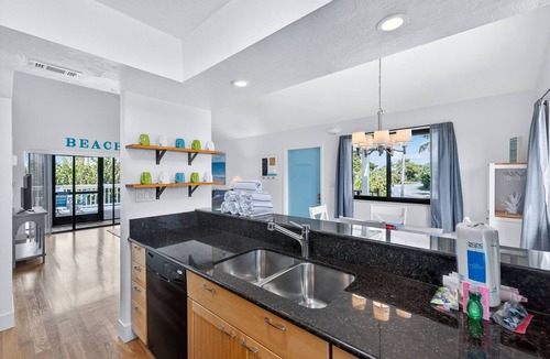 The Dunes House | Lovely Elevated Duplex with Spacious Open-Concept Living Area - Oasis Inn at the Dunes