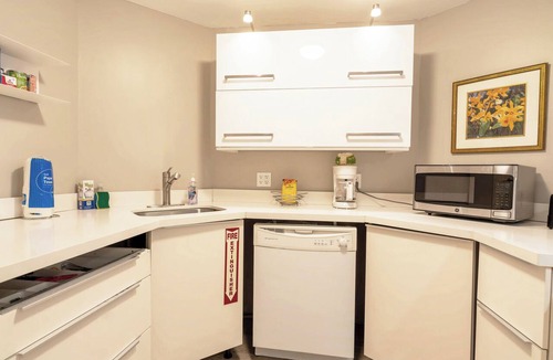 Galt Mile Condo | Lovely One-Bedroom Partial Oceanview Condo at Ocean Manor Resort