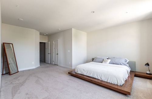 Chantilly House | Lush, Charming Getaway Townhome Wine Country Virginia w/ private Garage