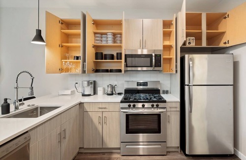 The Hill Apartment | Lux 2BR Apt Downtown at Yale