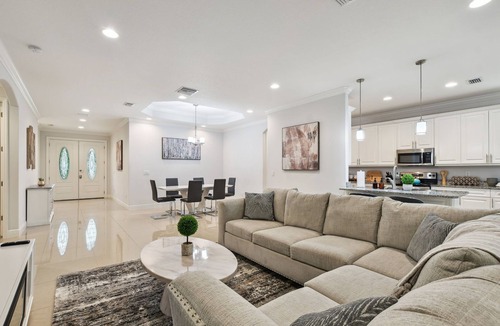 Tampa House | Lux 4BR Tampa Retreat - Mins Walk to RJ Stadium