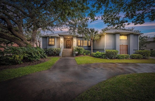 East Beach House | Lux Home, Pool, Riverfront Dock, Gourmet Kitchen .
