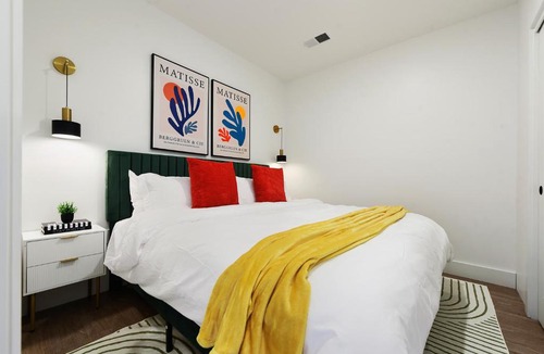 East Liberty Apartment | LUX King Bed Free Parking GYM UPMC PITT CMU