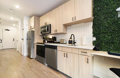 East Liberty Apartment | LUX King Bed Free Parking GYM UPMC PITT CMU