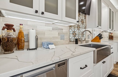 La Tierra Estates House | Lux Oasis + Heated Pool + Golf Sim + Pickleball court