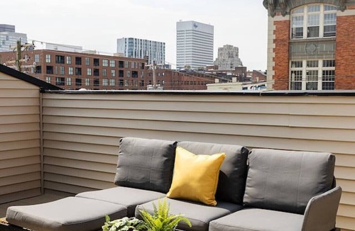 Pendleton Apartment | Lux Parkside Townhome | Free Parking | Walk to ALL