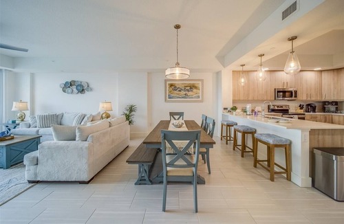 Island Estate Condo | Lux Waterfront Penthouse with Amenities & Services