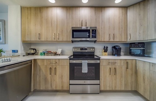 Island Estate Condo | Lux Waterfront Penthouse with Amenities & Services