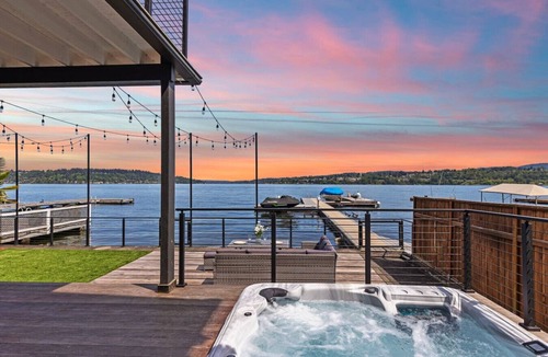 Bryn Mawr-Skyway House | Luxe 4b3b Lakefront House w/Hot Tub & Kayak