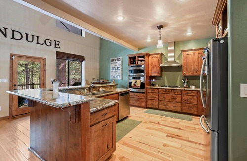 Heber House | Luxe Cabin | Hot-tub & Fire-pit | Forest Views