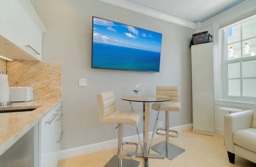 Palm Beach Condo | Luxe King Suite -valet parking-near beach