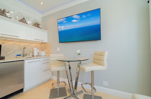 Palm Beach Condo | Luxe King Suite -valet parking-near beach