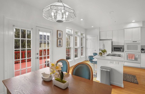 North Potomac House | Luxurious 4 Bedroom Townhome Close to DC Metro Area