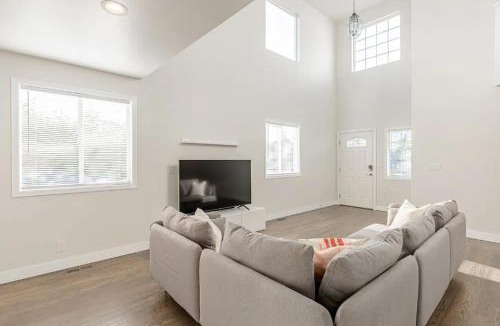 Columbia City House | Luxurious 5 Bedroom Home with AC and EV Plug