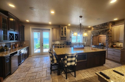 Candler House | Luxurious lake house, White Sandy Beach on Little Lake Weir Cozy and quiet