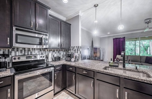 Bearss Plaza House | LUXURIOUS LIVING incl. Pool, Gym, Sauna, Jogging Trails & More
