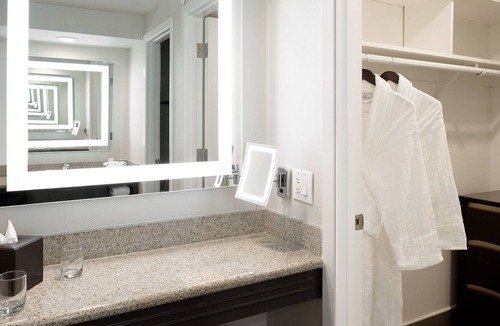 Tri-West House | Luxurious Suite | Wine hour | Fitness Center