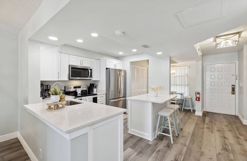 Indian Harbour Beach Condo | Luxurious Oceanfront Paradise | Monthly Stay Panoramic Views Heated Pool & Hot Tub 🍹