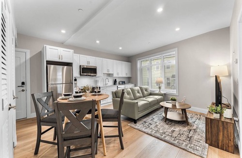 Prospect Hill Apartment | Luxury 2bd/2ba near Cabmridge u74a