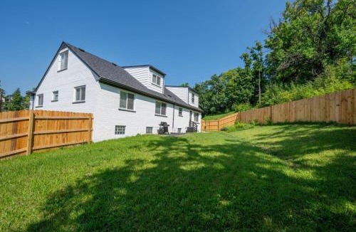 Westwood Villa | Luxury 5BR Cincinnati, Sleeps 12, Crib, Home Gym, Fenced Backyard