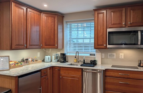 American University Park Apartment | Luxury AU Park Suite Private Entrance Easy Access to Metro, Dining, Museums