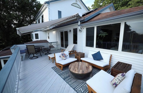 Niantic House | Luxury Beach House in Giants Neck Beach - Perfect for Large Families!