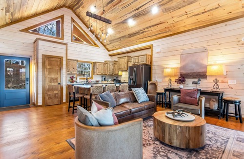 Ellijay Cabin | Luxury cabin with hot tub, epic views & space for 12—escape to The Stag’s Leap!