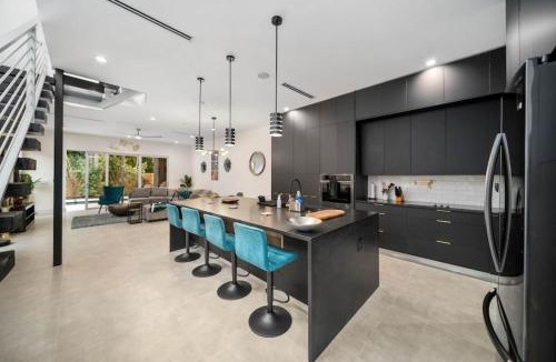Victoria Park House | Luxury Home w 2 Pools near Beach