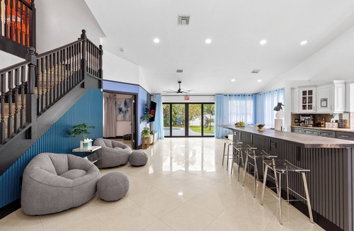 Edgewood House | Luxury Oasis for 11: Pool & Games, 15 Min to Beach
