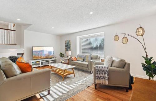 White Center House | Luxury Retreat near beaches, 12 miles to Seattle