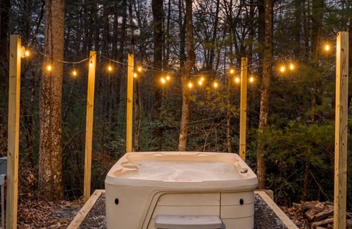 Fairview Cabin | Luxury Stay: HGTV Log Cabin*Hot tub*Arcade*EV*Fire Pit*Nature
