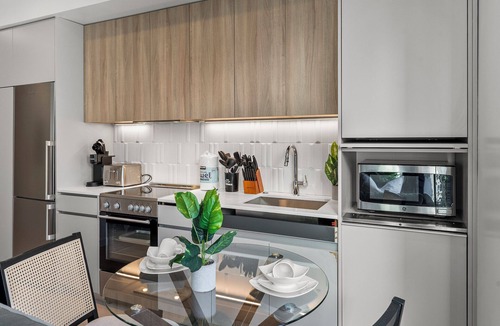 D Street - West Broadway Apartment | Luxury Studio Next to Broadway fkn0