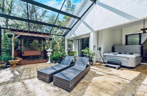 Lake Sarasota House | Luxury Summer Retreat. Spacious 3-bedroom with salt water pool & spa in Sarasota