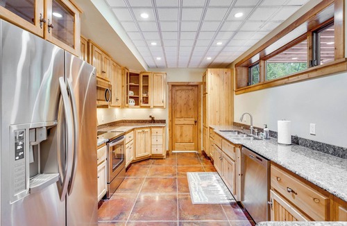 Whitefish House | Luxury Whitefish & Glacier Log Lodge Hot Tub 2 King Suites Firepit & Yard