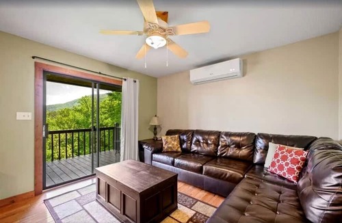 Wears Valley House | Magnificent 26-Person Vacation Rental in Sevierville, Tennessee - The Ultimate Glamping Site near Pigeon Forge