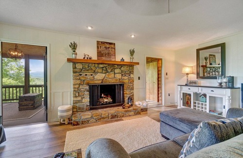 Robbinsville Cabin | Magnolia Ridge - Free Whitewater Rafting - Secluded Luxury - Modern AND Rustic