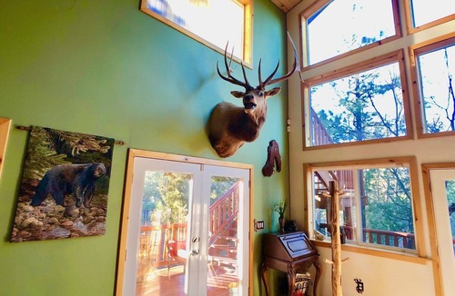 Sierra Pines Cabin | Majestic Mountain Getaway - Jenson's TreeHouse, a Spacious Cabin Retreat.