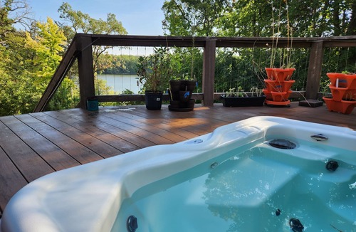 Inver Grove Heights House | Majestic views of the river, bald eagles & more. Hot tub! Fragrance free home.