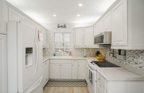Bayshore Gardens House | Manatee Cove: Private Oasis with Wildlife, Hot Tub & Fun Game Room!