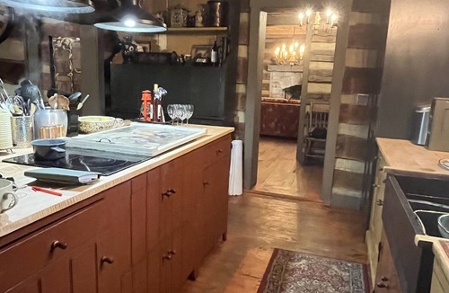 New Haven House | Mandolin Ridge Farm—Log Cabin Luxe! Pet Friendly. Livestock Guard Dogs Onsite.
