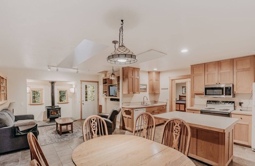 Cascade West Cabin | Maple Falls Cabin #82 - Wood Stove - WiFi - Pets Ok
