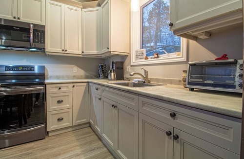 Purdy Cottage | Maple Leaf Lodge - Two Bedroom Cottage, Sleeps 10