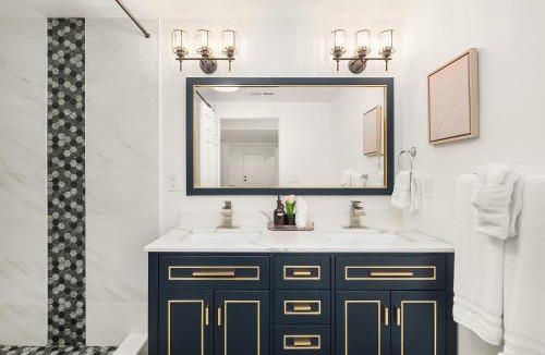 Meadowbrook House | Maple Leaf Modern Retreat with EV Charger