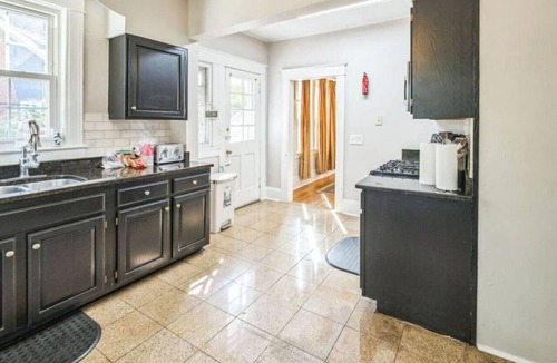 Norfolk House | Massive 6 bedroom home in a great neighborhood!