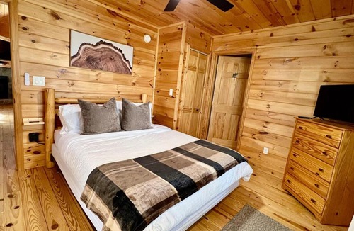 Murphy House | Meadow Vista Cozy Cabin in the Blue Ridge Mtns - 3 BR Vacation Home