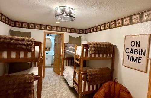 Murphy House | Meadow Vista Cozy Cabin in the Blue Ridge Mtns - 3 BR Vacation Home