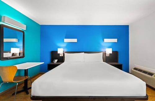 Ludlam Hotel | Miami Stay! | 6.5 Mi from Miracle Mile | Pets Allowed, Free Parking