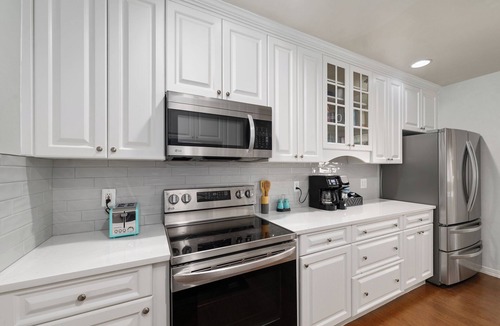 Gainesville House | Midcentury Marvel 5-bedroom pool house – walk to UF Stadium & Campus