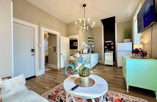 Harrisburg Apartment | Midtown Whimsical Apartment 1 Block To River- Walk To Restaurants!