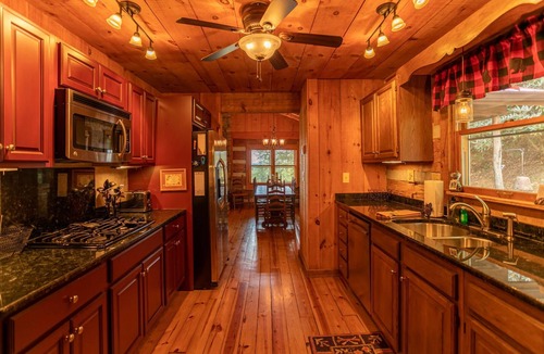 Banner Elk Cabin | Million $ View: Hot Tub | Theater Room | Pool Table | Air Hockey | 10min to Banner Elk
